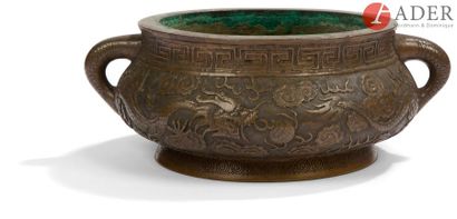 null CHINE - XIXe siècle
Brûle-parfum en bronze à décor en relief de dragon dans...