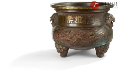 null CHINE - XIXe siècle
Vasque en bronze à patine brune les anses en forme de chimères,...