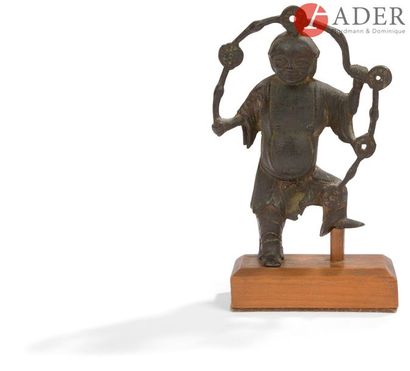 null CHINE - XIXe siècle
Statuette en bronze à patine brune, l’un des frères Hehe...