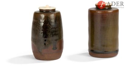  JAPON - XIXe siècle Deux chaïre, l’un légèrement ovoïde en grès émaillé brun et...