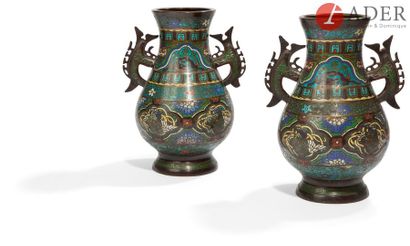 null JAPON - Vers 1900
Paire de vases à panse basse et col ouvert en bronze et émaux...