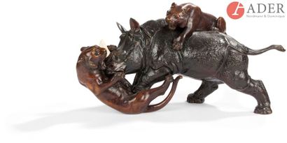 null JAPON - Époque MEIJI (1868 - 1912)
Groupe en bronze à patine brune, rhinocéros...