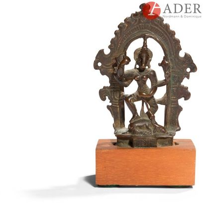 null INDE - XVIe siècle
Groupe en bronze à patine brune, Barahi Yogini à quatre bras...