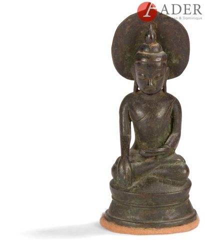 null BIRMANIE - XIXe siècle
Statuette de bouddha en bronze à patine brune assis sur...