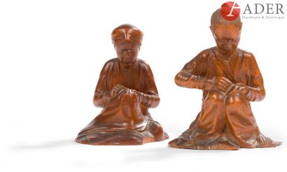 null VIETNAM - XXe siècle
Deux statuettes en bambou sculpté de jeunes femmes assises...