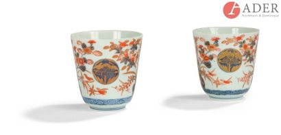  JAPON, Imari - XIXe siècle Deux gobelets en porcelaine à décor émaillé bleu sous...