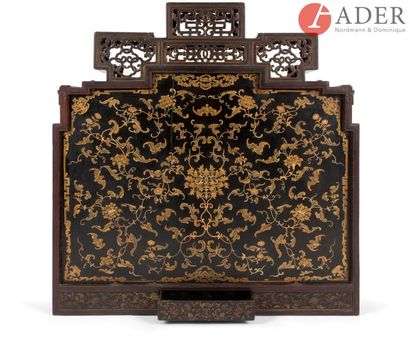  CHINE - XIXe siècle Cabinet en bois laqué noir à sept étagères, à décor en laque...