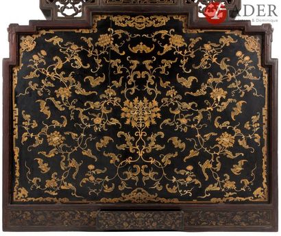  CHINE - XIXe siècle Cabinet en bois laqué noir à sept étagères, à décor en laque...