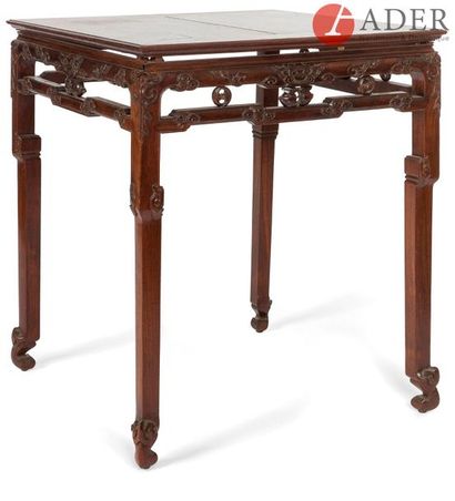 null CHINE - Début XXe siècle
Table de forme carrée en bois, la bordure à décor ajouré...