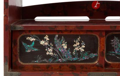 null JAPON - Début XXe siècle
Cabinet en laque rouge orné de fleurs stylisées, ouvrant...