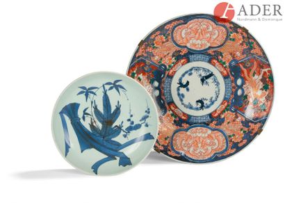 null JAPON, Imari - XXe siècle
Grand plat rond en porcelaine à décor en bleu sous...