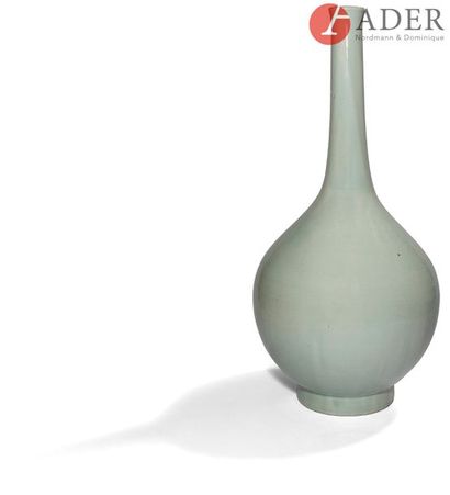  JAPON - XXe siècle Grand vase bouteille émaillé blanc. H. : 73 cm