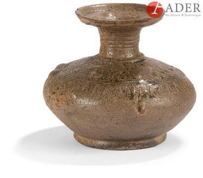  Corée - Période SILLA (57 av. JC - 918) Vase en terre cuite noire. H. : 13 cm