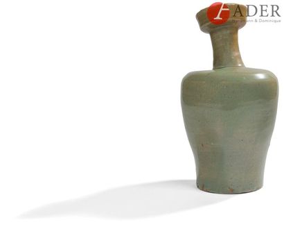 null Corée - Période GORYEO (918 - 1392)
Vase balustre en grès émaillé céladon, le...