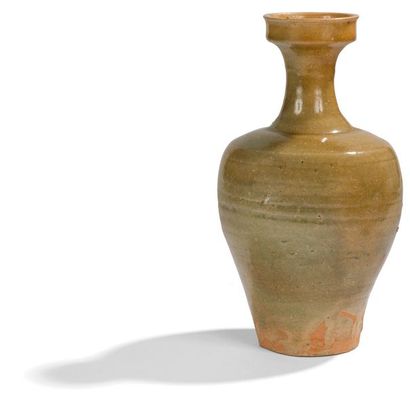 null CORÉE - de style Goryeo
Vase balustre à haut col évasé émaillé céladon craquelé.
H....