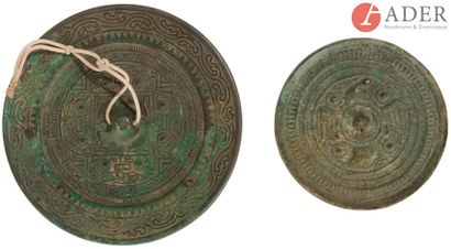 null CHINE - de style HAN
Deux miroirs en bronze.
Diam. : 10 et 13,5 cm