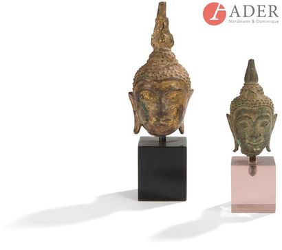 null THAÏLANDE - XVIIe siècle
Deux petites têtes de bouddha en bronze, dont une laquée...