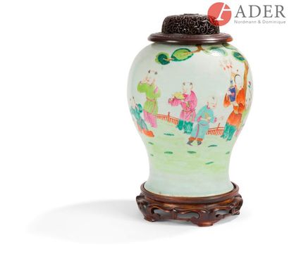 null CHINE - XIXe siècle
Potiche en porcelaine émaillée polychrome à décor d’enfants...