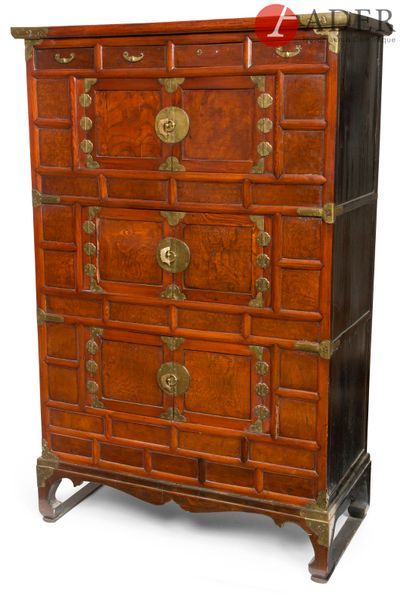 null Corée - Vers 1900
Meuble en bois ouvrant à trois portes et quatre tiroirs, les...