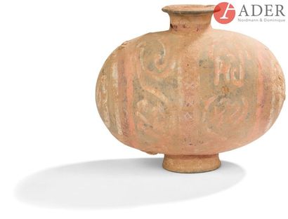 null CHINE - Époque HAN (206 av. JC - 220 ap. JC)
Vase cocon en terre cuite à trace...