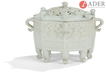 null CHINE, DEHUA - Époque KANGXi (1662 - 1722)
Brûle-parfum en porcelaine blanche...