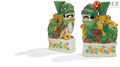 null CHINE - Époque KANGXI (1662 - 1722)
Paire de porte-baguettes d’encens en porcelaine...