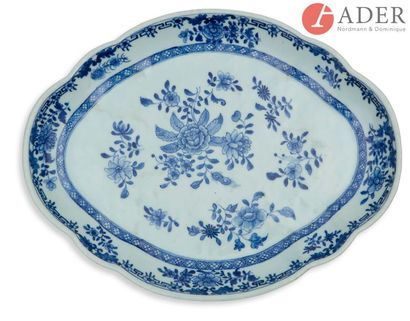 null CHINE - Époque KANGXI (1662 - 1722)
Plat ovale polylobé en porcelaine bleu blanc...