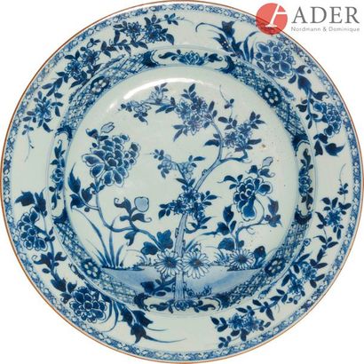 null CHINE - Époque QIANLONG (1736 - 1795)
Deux plats ronds en porcelaine bleu blanc...
