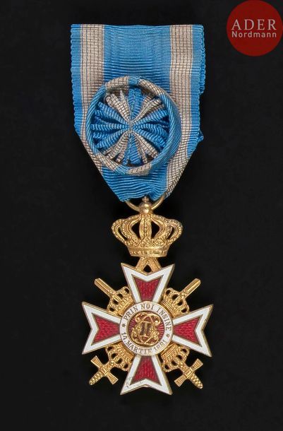  ROUMANIE ORDRE DE LA COURONNE, créé en 1881. Croix d’officier du modèle 1932-1944...