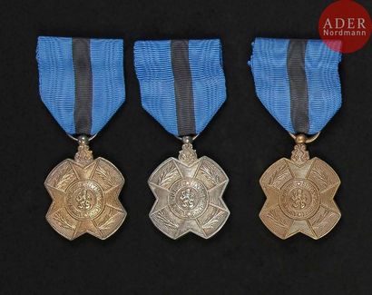  BELGIQUE ORDRE DE LÉOPOLD II, créé en 1900. Ensemble des trois médailles de l’ordre,...