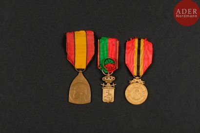  BELGIQUE Ensemble comprenant trois médailles : - médaille commémorative 1914-1918...