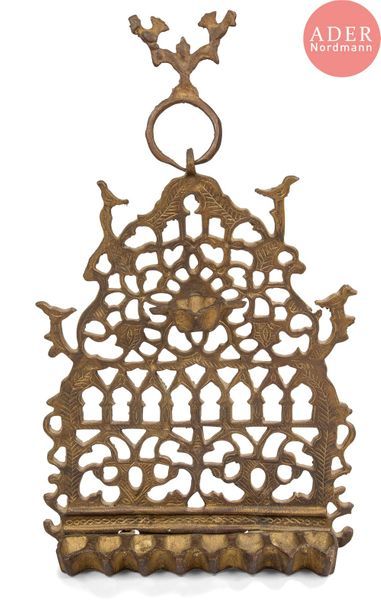 null LAMPE de HANOUCCA 
Bronze. 
Maroc, XIXe ou XXe siècle. 
Modèle à trois registres...
