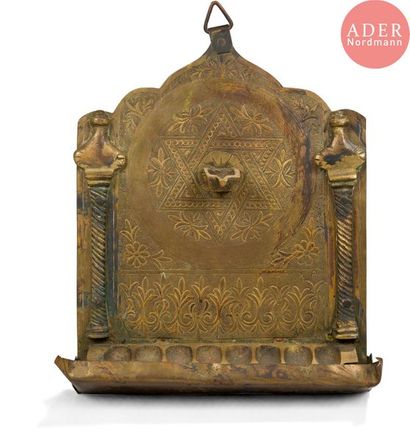 null LAMPE DE HANOUCCA
Bronze et laiton. 
Maroc, Tétouan, XIXe siècle. 
Dosseret...