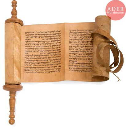 null [MEGUILAH] ROULEAU D’ESTHER 
Manuscrit en hébreu sur peau, monté sur un axe...