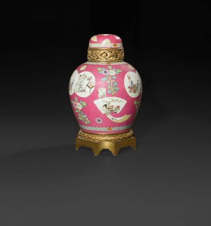 null CHINE - XIXe siècle
Potiche couverte balustre en porcelaine émaillée polychrome...