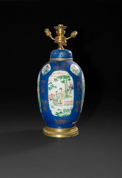 null CHINE - XIXe siècle
Potiche couverte montée en lampe en porcelaine émaillée...
