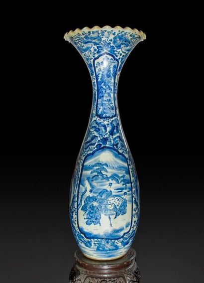 null JAPON - Début XXe siècle
Important vase en porcelaine bleu blanc à décor de...