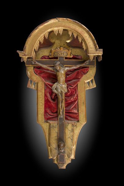 null Crucifix avec Christ en bois sculpté et polychromé sous un dais cintré en bois...