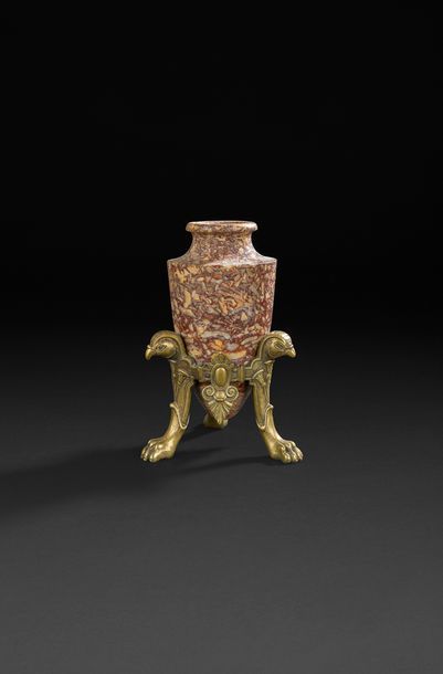 null Vase en marbre Brocatelle d’Espagne en forme d’amphore antique, reposant sur...