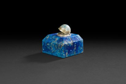 null Encrier en lapis-lazuli en forme de losange.
XXe siècle.
H : 5 cm, L : 8 cm
