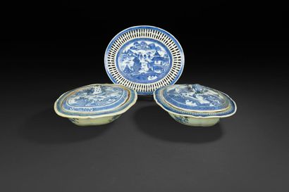 null CHINE, Canton - XIXe siècle
Ensemble en porcelaine blanc comprenant deux terrines...
