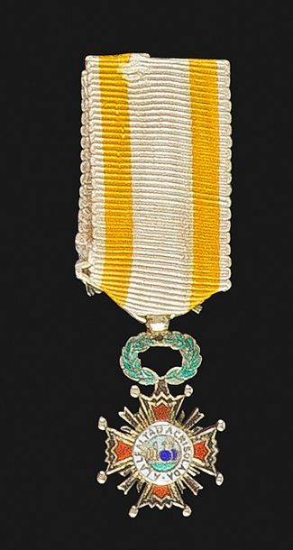 null ESPAGNE 
ORDRE D’ISABELLE LA CATHOLIQUE, créé en 1815. 
Croix de chevalier d’époque...