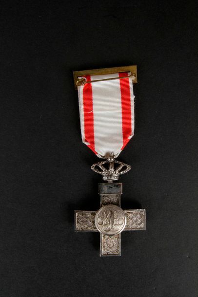 null ESPAGNE
ORDRE DU MÉRITE AÉRONAUTIQUE, créé en 1949.
Croix d’argent, modèle de...