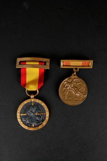 null ESPAGNE
Ensemble de deux médailles comprenant : 
- Médaille commémorative ALZAMIENTO...