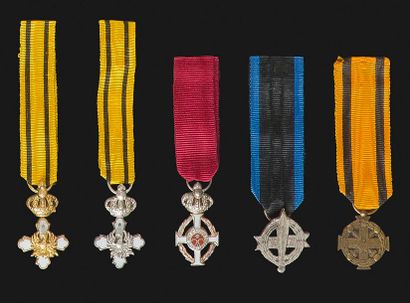 null GRÈCE 
Bel ensemble de cinq miniatures : 
- Croix de chevalier de l’Ordre du...