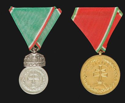 null HONGRIE 
Ensemble de deux médailles : 
- Médaille « argent » du mérite militaire...