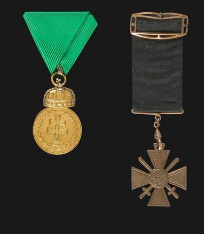 null HONGRIE 
Ensemble de deux médailles : 
- Médaille « or » du mérite militaire...