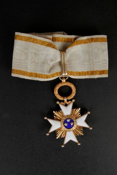 null LETTONIE
ORDRE DES TROIS ÉtoileS, créé en 1924. 
Croix de commandeur en vermeil...