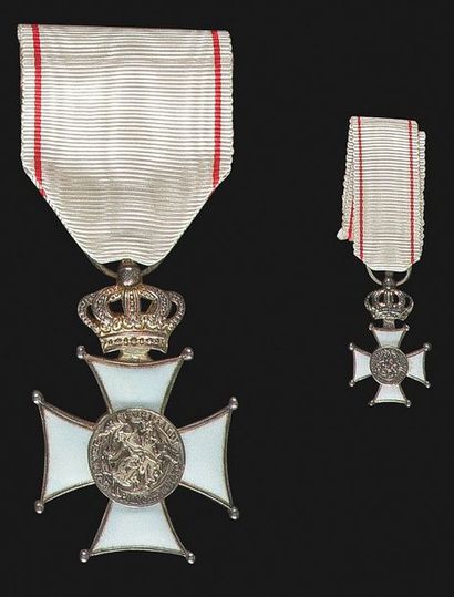 null MONACO
ORDRE DES GRIMALDI, créé en 1954. 
Croix de chevalier en argent et émail....