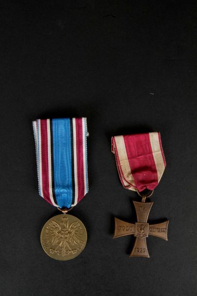 null POLOGNE
Ensemble de deux médailles : 
- Croix de la vaillance, en bronze. Ruban....